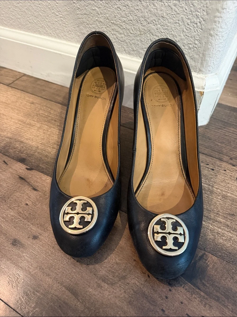 Tory Burch Sally Wedge Pump Black Leather Logo Round-Toe Flats Size 8 - Picture 4 of 8